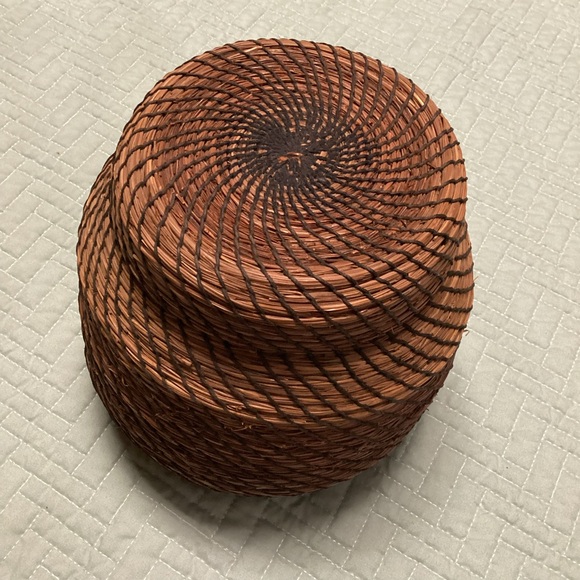 Vtg Pine Needle Native American Hand Woven Basket W/ Lid 7" Tall 6" wide - Picture 2 of 11